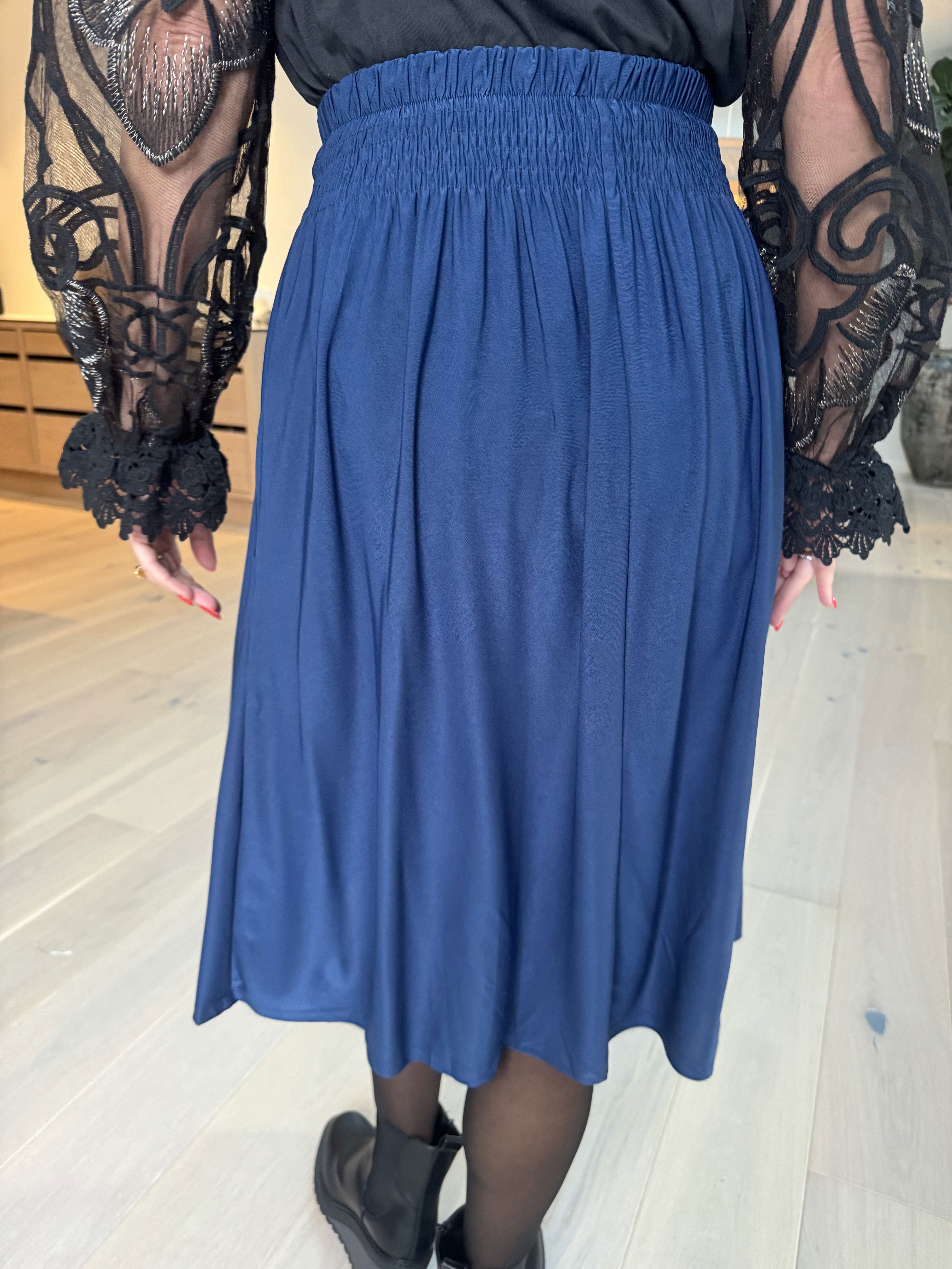 Pams Plain Skirt - Ensfarvet nederdel i elastisk stof